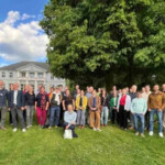 Gruppenfoto mit den Teilnehmenden aus über 40 Naturparken, den Koordinierungsstellen der Bundesländer und dem Dachverband VDN e. V. © VDN e. V.