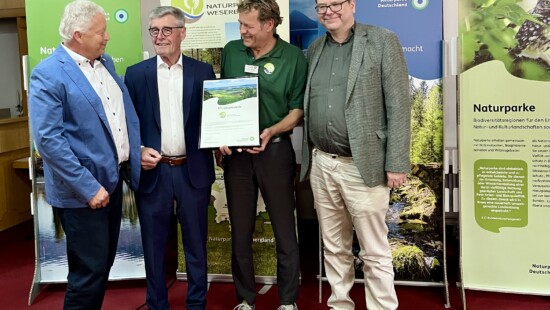 Auf dem Bild zu sehen sind von links: Tom Jürgens, Vorstandsvorsitzender Zweckverband Naturpark Weserbergland; Friedel Heuwinkel, Präsident des VDN e. V.; Naturparkleiter Christian Wiegand sowie Christian Meyer, Niedersächsischer Minister für Umwelt, Energie und Klimaschutz. Foto: © VDN e. V.