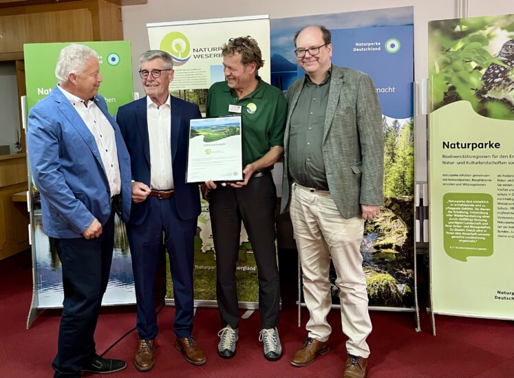 Auf dem Bild zu sehen sind von links: Tom Jürgens, Vorstandsvorsitzender Zweckverband Naturpark Weserbergland; Friedel Heuwinkel, Präsident des VDN e. V.; Naturparkleiter Christian Wiegand sowie Christian Meyer, Niedersächsischer Minister für Umwelt, Energie und Klimaschutz. Foto: © VDN e. V. Auf dem Bild zu sehen sind von links: Tom Jürgens, Vorstandsvorsitzender Zweckverband Naturpark Weserbergland; Friedel Heuwinkel, Präsident des VDN e. V.; Naturparkleiter Christian Wiegand sowie Christian Meyer, Niedersächsischer Minister für Umwelt, Energie und Klimaschutz. Foto: © VDN e. V.